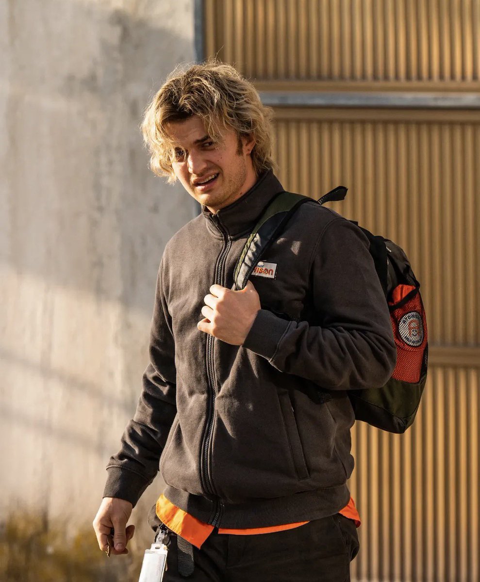 FilmUpdates's tweet image. New look at Joe Keery in ‘COLD STORAGE’

Follows 2 employees at a self-storage company have the wildest shift of their lives when a parasitic fungus that was sealed by the government escapes.

In theatres February 13.