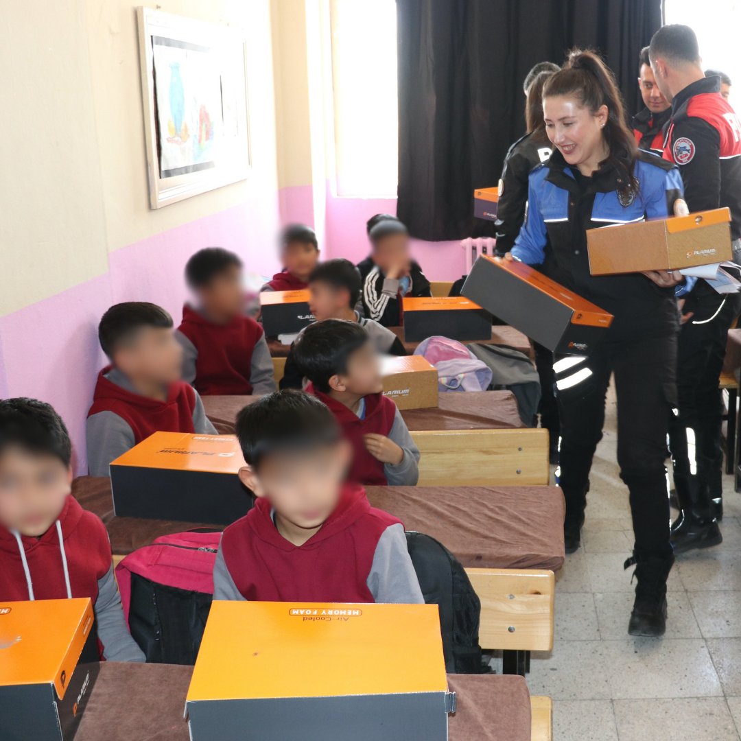 Ağrı'da polisler, köy okullarındaki çocuklara kışlık ayakkabı dağıttı.