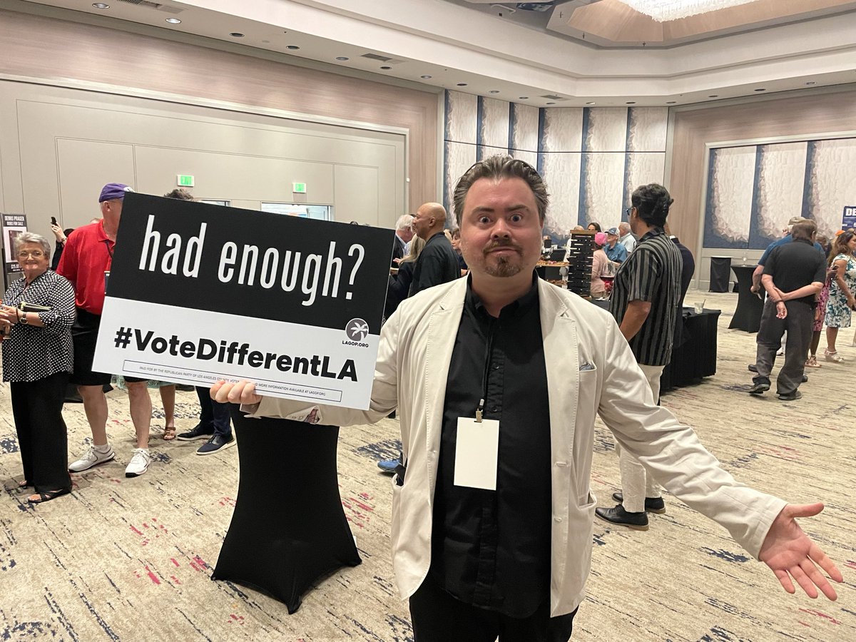 RoxanneHoge's tweet photo. @TripleNetTyler Turns out we should #VoteDifferent. https://t.co/xb4cXzPi71