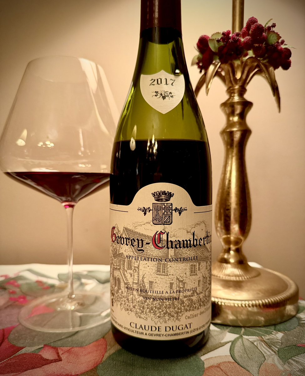 pberard's tweet photo. 'Twas the night before the night before Christmas and Claude Dugat is delivering the gift of a marvellous 2017 Gevrey Chambertin. As rich and concentrated as they come in Burgundy. 🎁

#SantaClause #SantaClaude https://t.co/KiQP7Nwrp1