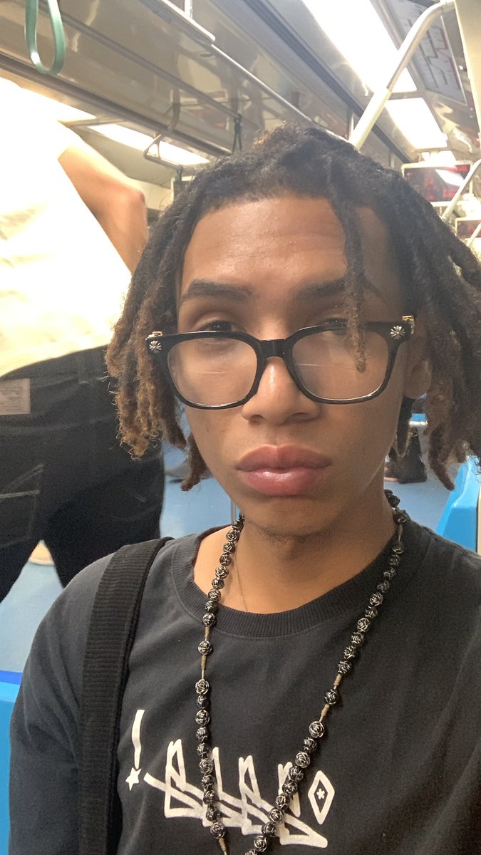 só pra mostrar que uma manutencao me deixou absurdo de bonito e meus locs estao fudidamentes fodas tambem. Preto. Foda. Quente.