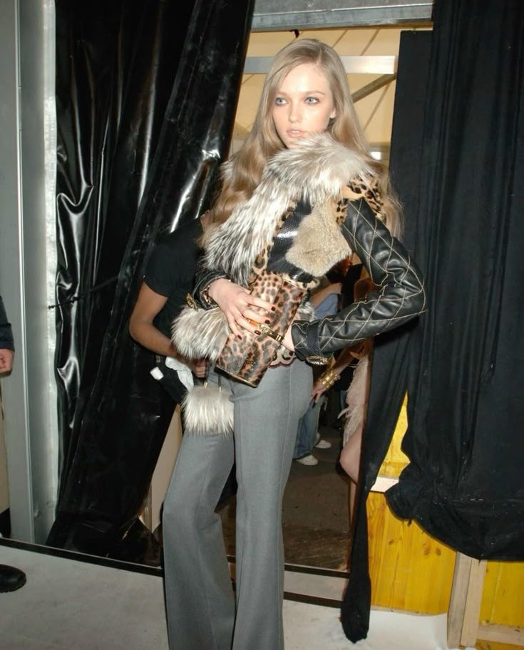 virgoessence's tweet photo. Vlada Roslyakova for Roberto Cavalli, FW 2006 https://t.co/3MENDD44Vk