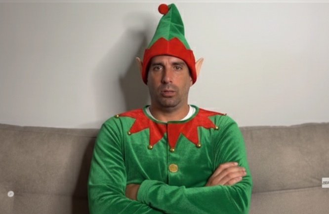 El_Mas_Zzzz's tweet image. -Con Regalos  exclusivos para los niños buenos del canal 

Papa Noel se cree que es ejemplo.