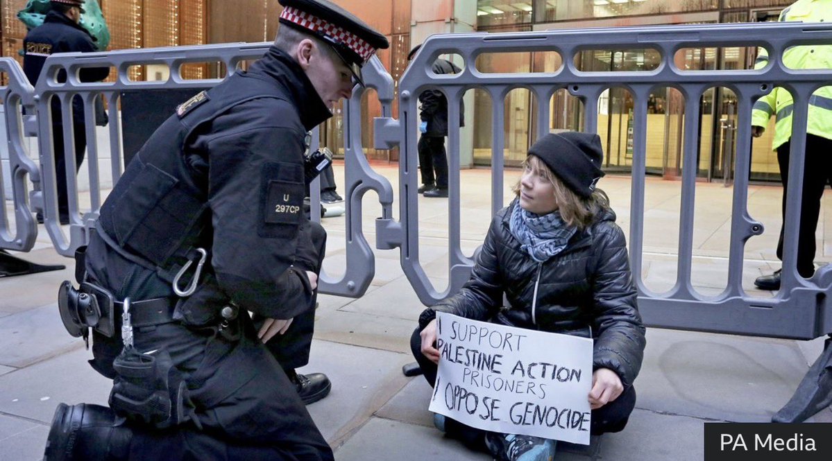 TruthCourse's tweet image. The officer seems to be worshiping Great Thunberg. I wonder how polite the British police are.  bbc.com/news/articles/…
