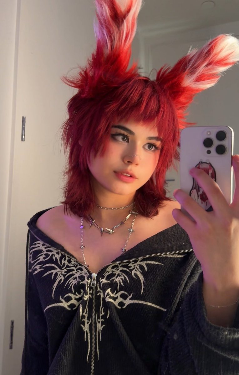 empress_kiyana's tweet image. Describe me in 2 words :3