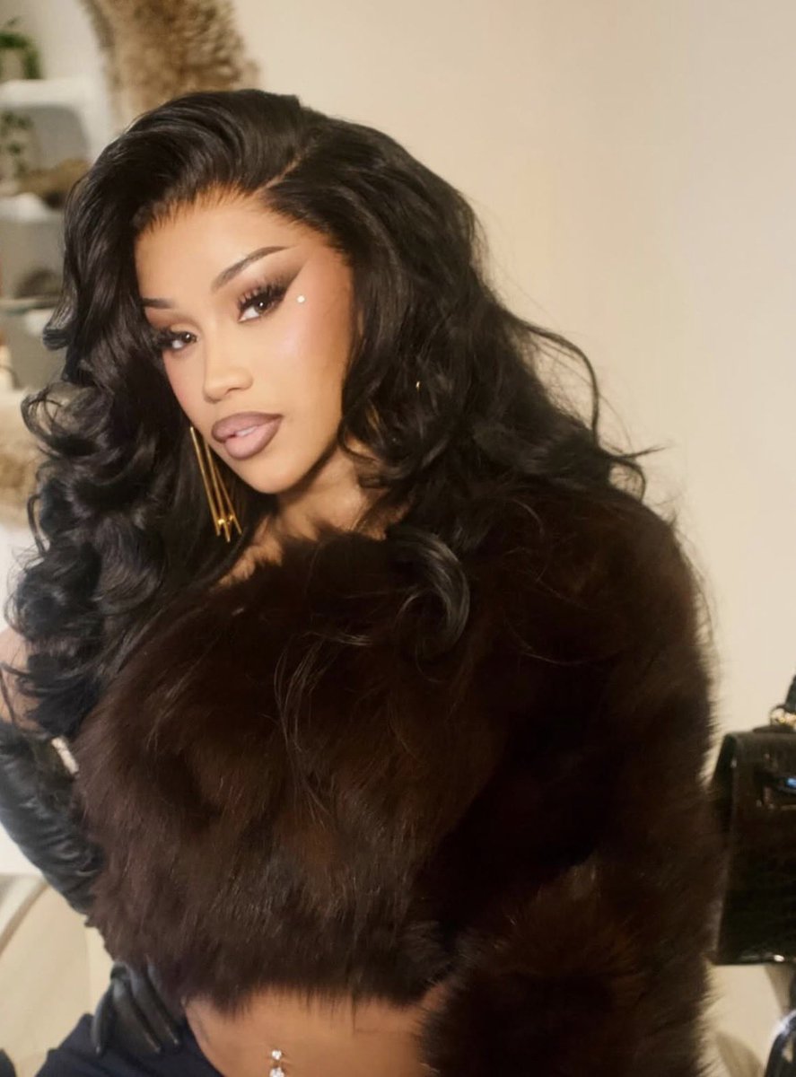 RedMedia_us's tweet image. Cardi B is now the female rapper with the most songs surpassing 1.5 Billion streams on Spotify (4) dethroning and breaking the tie with Nicki Minaj (3).