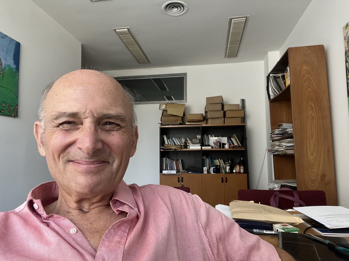 Últimos días del año en la desordenada oficina….Felices Fiestas y mejor 2026 para todos!