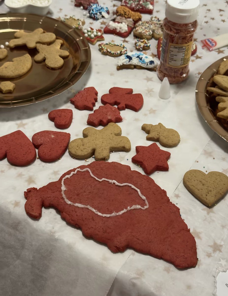 harrisondubay's tweet image. Baking Christmas cookies with the fam 🥰😋