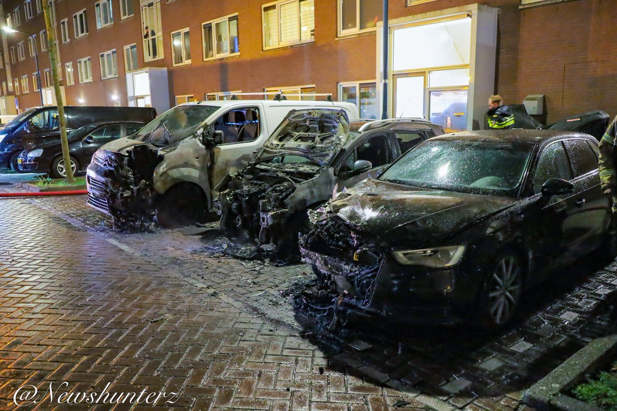 Drie auto's in brand op Bart Poesiatstraat