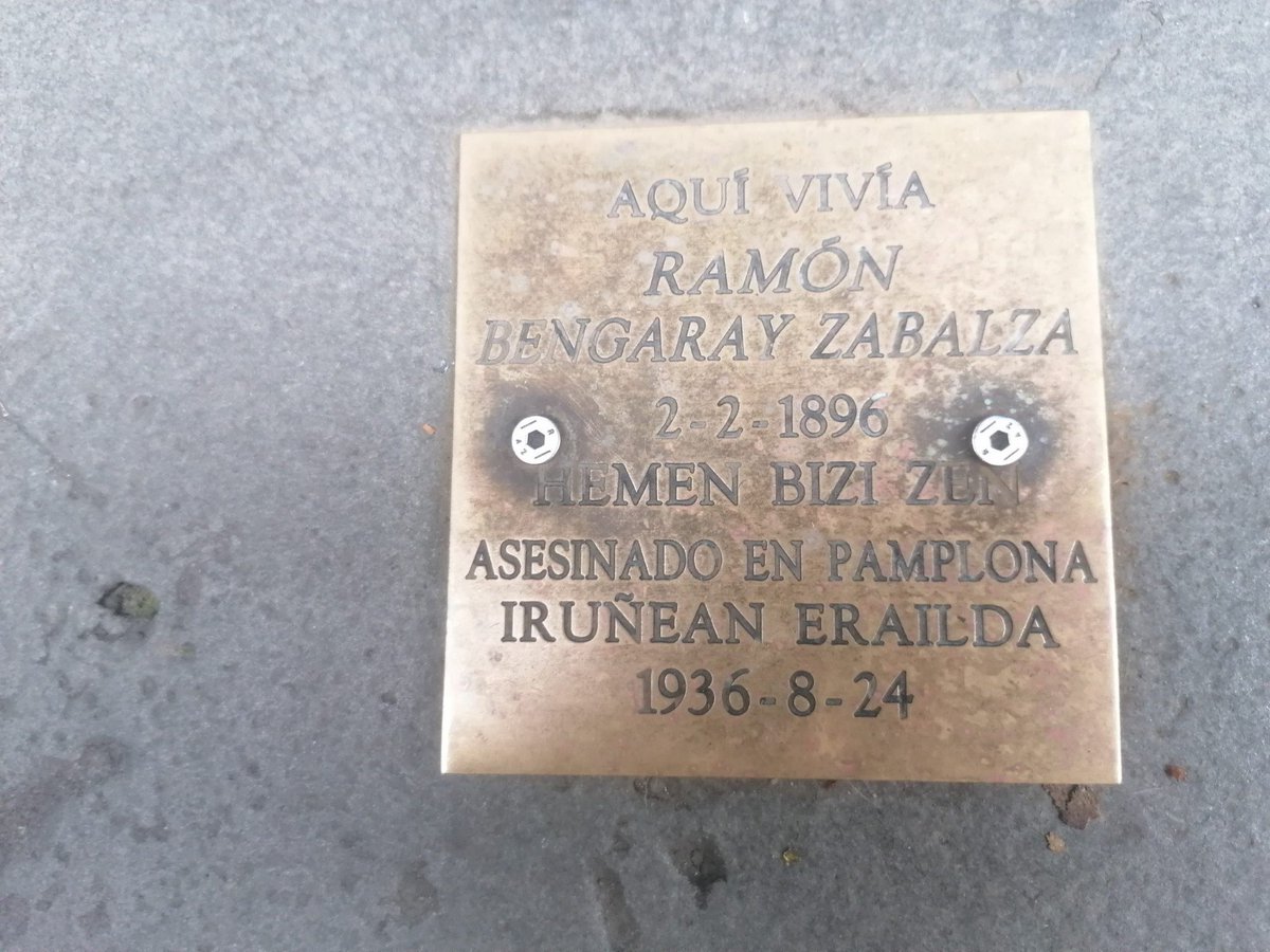 DENUNCIA PÚBLICA

¡Arrancado del suelo el tropezón de Ramón Bengaray!Portal C. Mayor 44. Lo mismo la de Tomás Ariz en el número 57 de la misma calle. Se volverá a poner, que no lo duden.
#OsasunaMemoria <a href="/Affna36/">AFFNA-36-NAFSE</a>