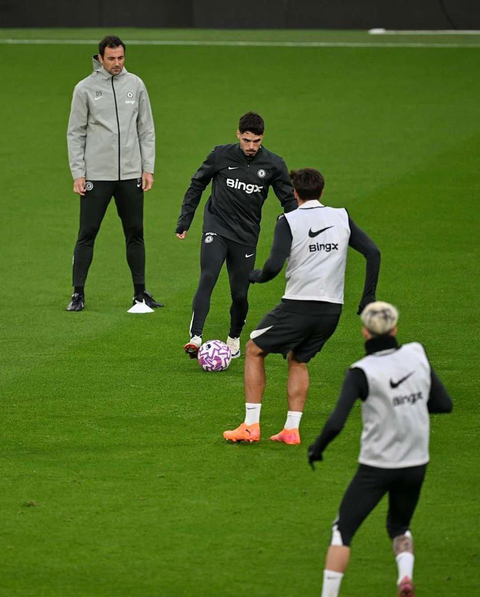 🔵🇪🇸 الاسباني دينيس سيلفا، المدرب السابق لمنتخب الامارات الاولمبي، اصبح يشغل منصب احد مساعدي مدرب تشلسي انزو ماريسكا.