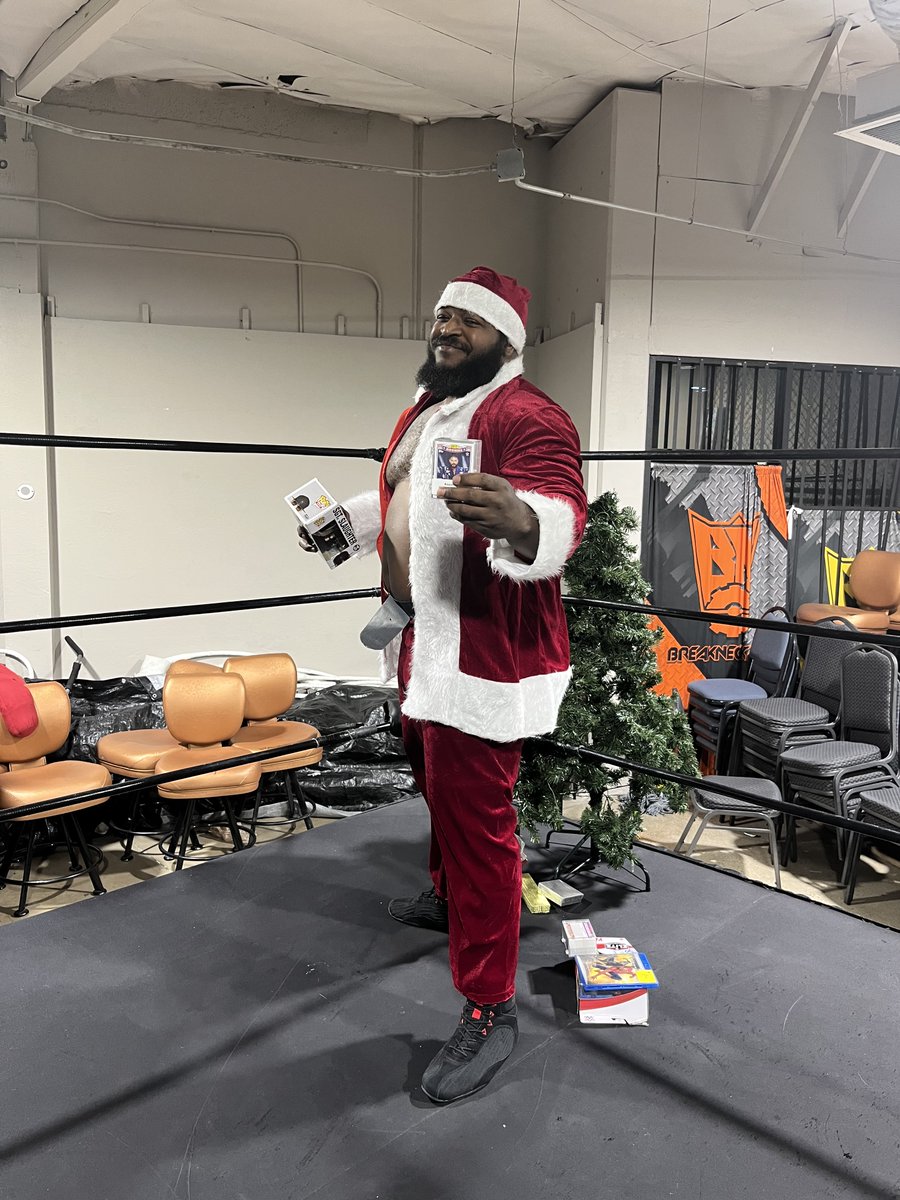 pandemicprowres's tweet photo. The big day is close, and it looks like Papa Santa is trying to move in on Beast Santa's territory! Which of these titans will prevail in this fast-paced Christmas bear hug match up? Find out here: https://t.co/Lt13TOl1YZ https://t.co/7WY7TQTlKh