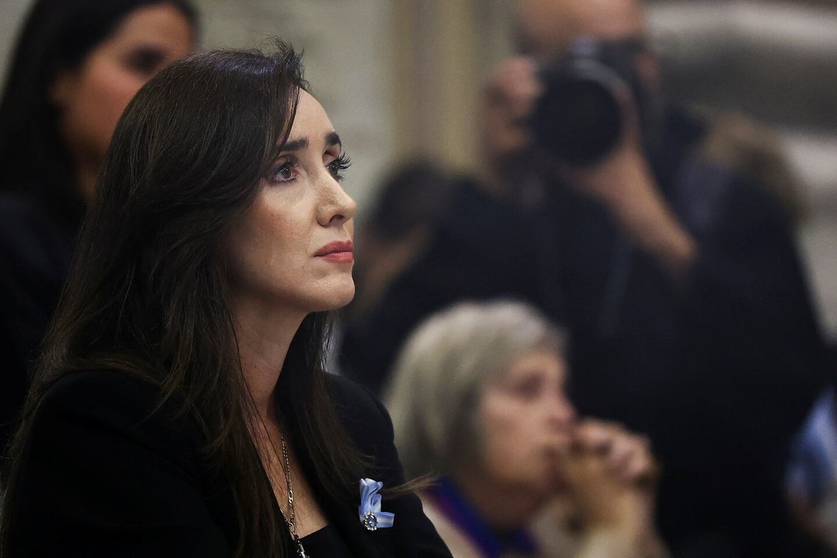 VVNoticiasX's tweet image. Hoy a las 16, la vicepresidente Victoria Villarruel abrirá el oratorio “Santa María Antonia de San José, Mamá Antula” en las oficinas del ex senador Edgardo Kueider, en el cuarto piso del Senado. En el acto se compartirá una bendición del Arzobispado de la Ciudad de Buenos Aires.