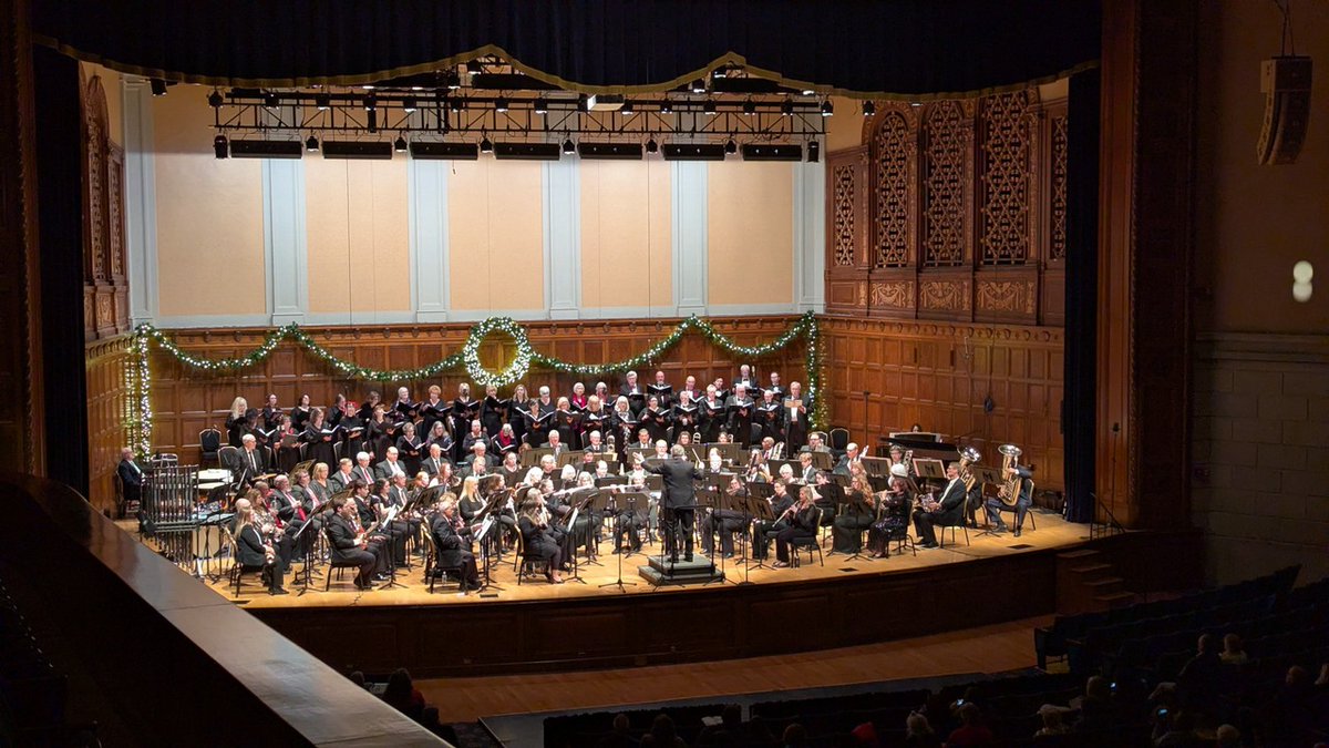 The Stambaugh Chorus and the Youngstown Area Community Concert Band brought a little extra holiday cheer to our concert hall this past weekend! 🎄🎄🎄