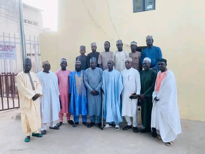 ERINFOLAMI2024's tweet image. Hausa Ethnic Organization of Nigeria Meets with the Descendants of Sultan Muhammadu Alwali II, the Last Hausa Sultan of Kano

The Hausa ethnic organization in Nigeria recently met with the descendants of Sultan Muhammadu Alwali II, the last Hausa Sultan of Kano, who was killed by…