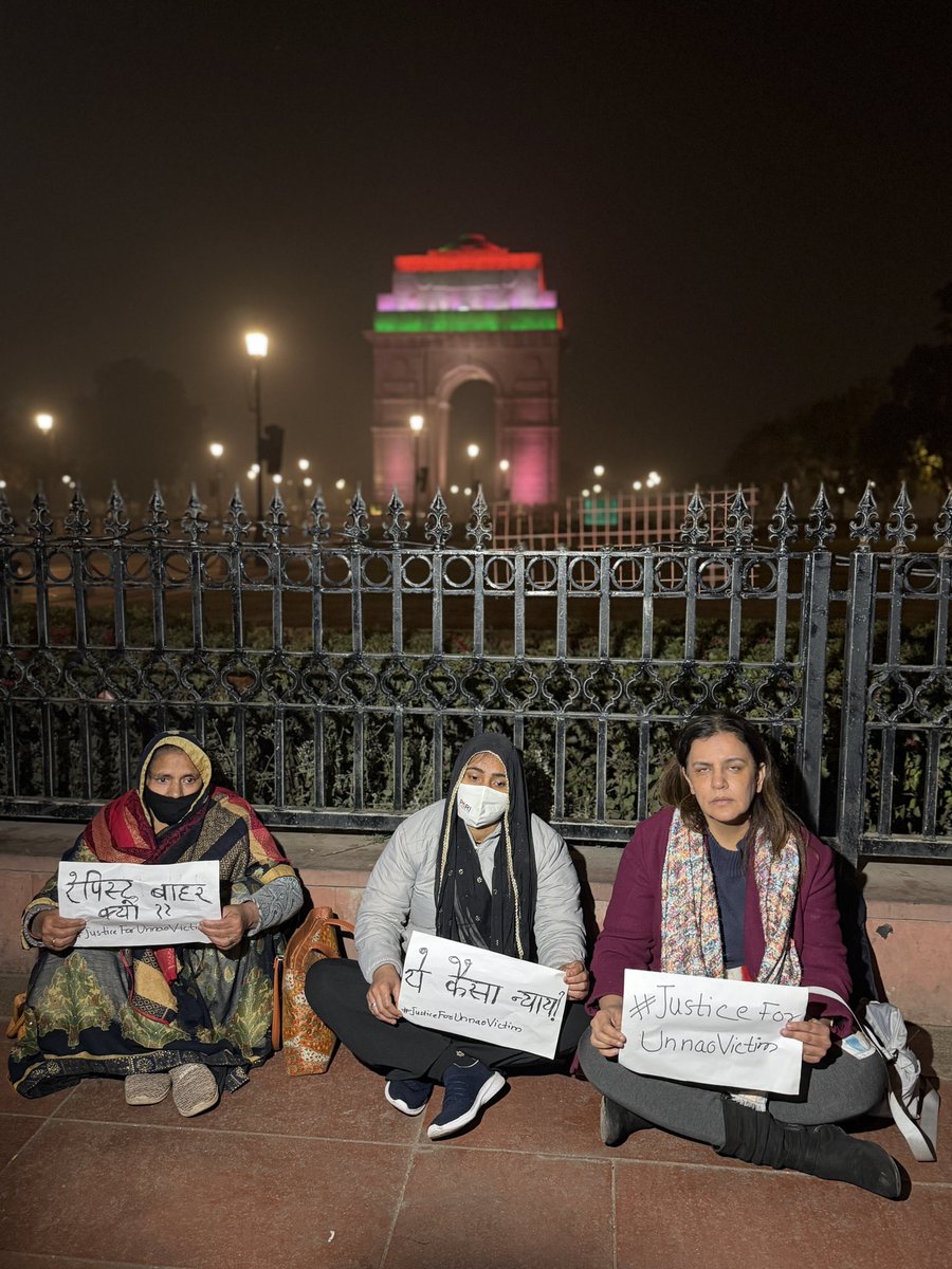 कुलदीप सिंह सेंगर सरकार के दम पर बाहर आ गया है
दूसरी तरफ उन्नाव गैंग रेप पीड़िता हत्या के डर से परिवार के साथ इंडिया गेट के बाहर धरने पर बैठ गई है
क्योंकि उसके पिता चाची बहन की हत्या पहले ही हो चुकी है अब उसकी सुरक्षा भी हटवा दी गई है।
#JusticeForUnnaoVictim #BJP 
<a href="/kumar_nirbha/">Saurabh Nirbhay</a>