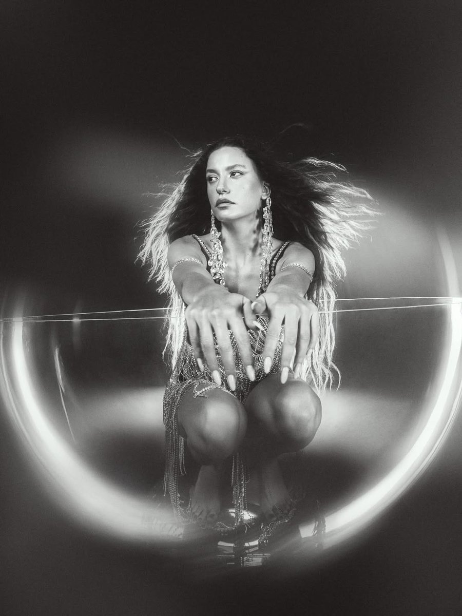 onedio's tweet image. Serenay Sarıkaya, bir marka için kamera karşısına geçti.