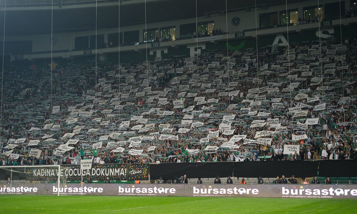 Kahramanmaraş maçında hazırladığımız "Kadına Dokunma" koreografisi, Dünya Fair Play Fotoğraf Yarışması’nda dereceye girdi.
Bu gurur dolu anı en iyi açıyla ölümsüzleştirip kulübümüze bu ödülü kazandıran medya sorumlumuz Bartu Kösemsever’e teşekkür ederiz. Emeğine sağlık! 👏🐊