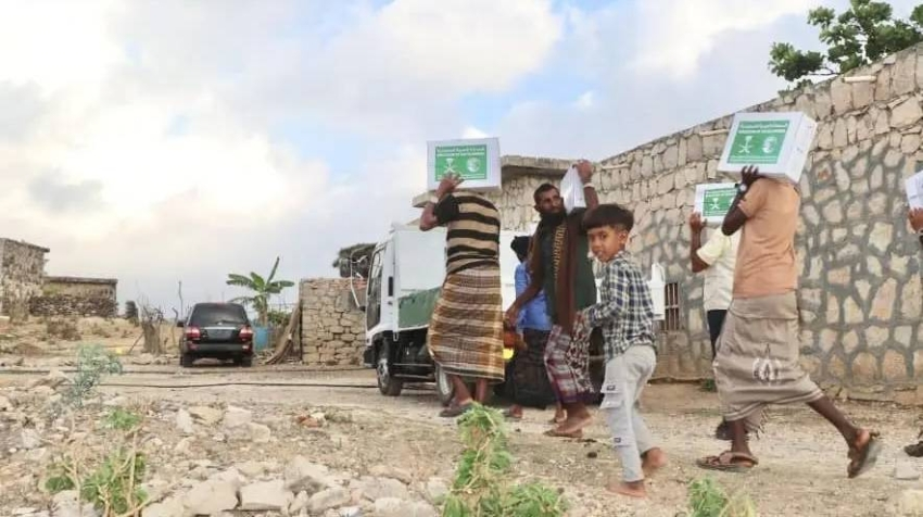 توزيع 2.000 كرتون تمر بمديريتي حديبوة وقلنسية في محافظة سقطرى #مركز_الملك_سلمان_للإغاثة 