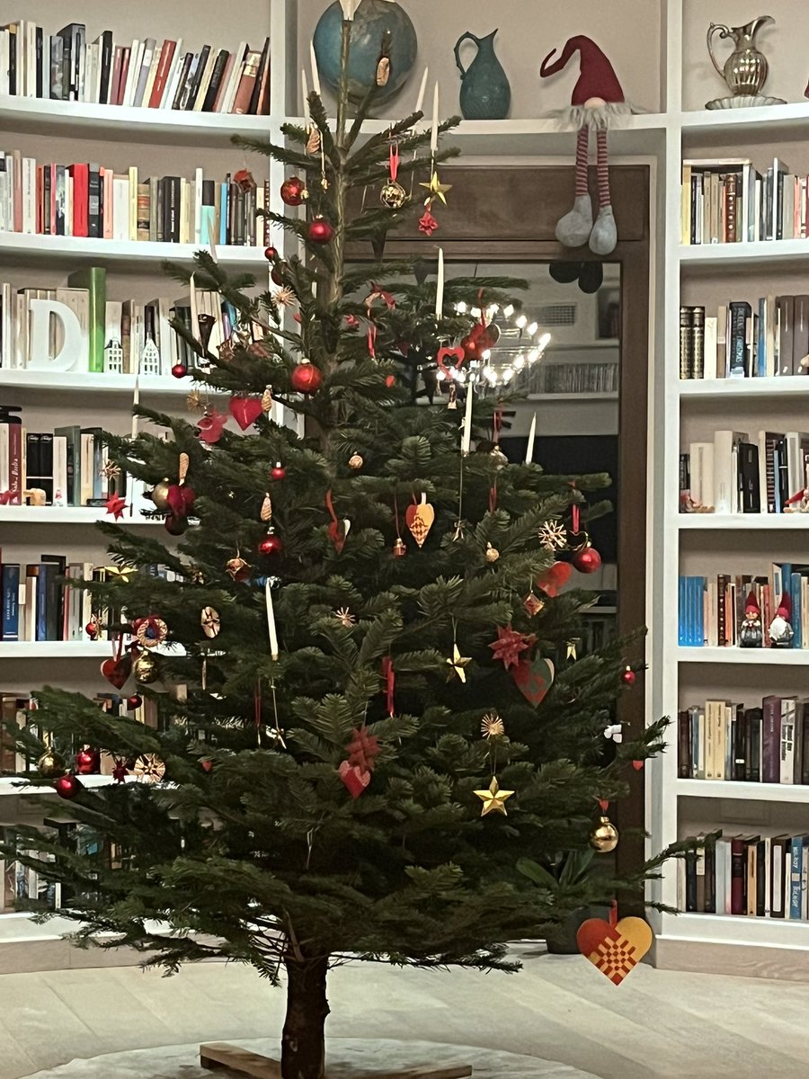 Esto está montado.
No soy creyente, pero no se me escapa el hecho de que en este mismo momento hay cientos de millones de personas haciendo lo mismo, y crece desde dentro un sentimiento de comunidad –cristiana– que es parte integral de mí.
Felices fiestas a todos