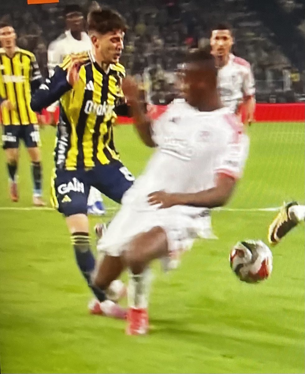 Şu pozisyona penaltı vermeyen VAR ve HAKEM iyi niyetli değildir!

Aynı eyyama devam ediyorlar!

Fenerbahçe - Beşiktaş
#FBvBSK