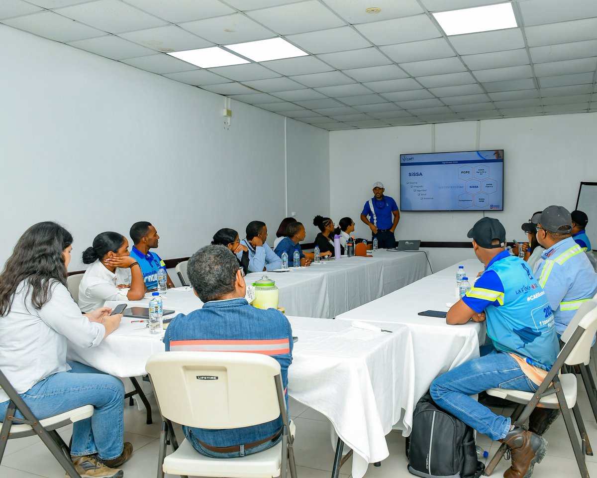 Realizamos nuestro XIII Encuentro Cultural Profesional visitando <a href="/CAEIrd/">Consorcio Azucarero de Empresas Industriales CAEI</a> . Una jornada clave para que nuestros becados conecten con la tecnología y la sostenibilidad agroindustrial. 💡

¡Gracias por recibirnos y compartir su conocimiento! 🙌

#FundaciónTropicalia #ProgramaDeBecas