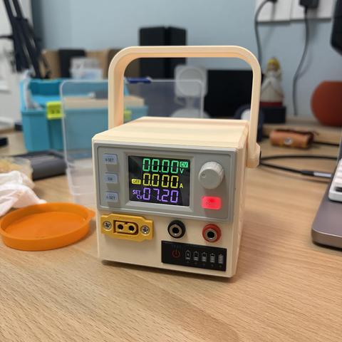 alrcly's tweet photo. 跟着大佬的教程鼓捣了一个「便携可调电源」，成果非常满意。就是里面那点焊接，惨不忍睹得让人怀疑人生。我还自作聪明地把普通香蕉头换成了精密仪器版本的（图2），结果格外违和，最后只好乖乖换回大佬的原始设计，说到底人家才是懂行的。 https://t.co/ML2J5TGeJM