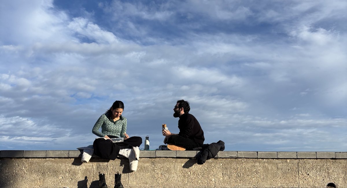 Mini hilo- reflexión navideña 🎄 

Ya sabéis que por decisión propia ninguna de nosotras nos hablamos con nuestras respectivas familias (algo que es mucho más común de lo que se dice pero que sigue siendo tabú a nivel social en cierto sentido)

(Sigue 👇🏼)