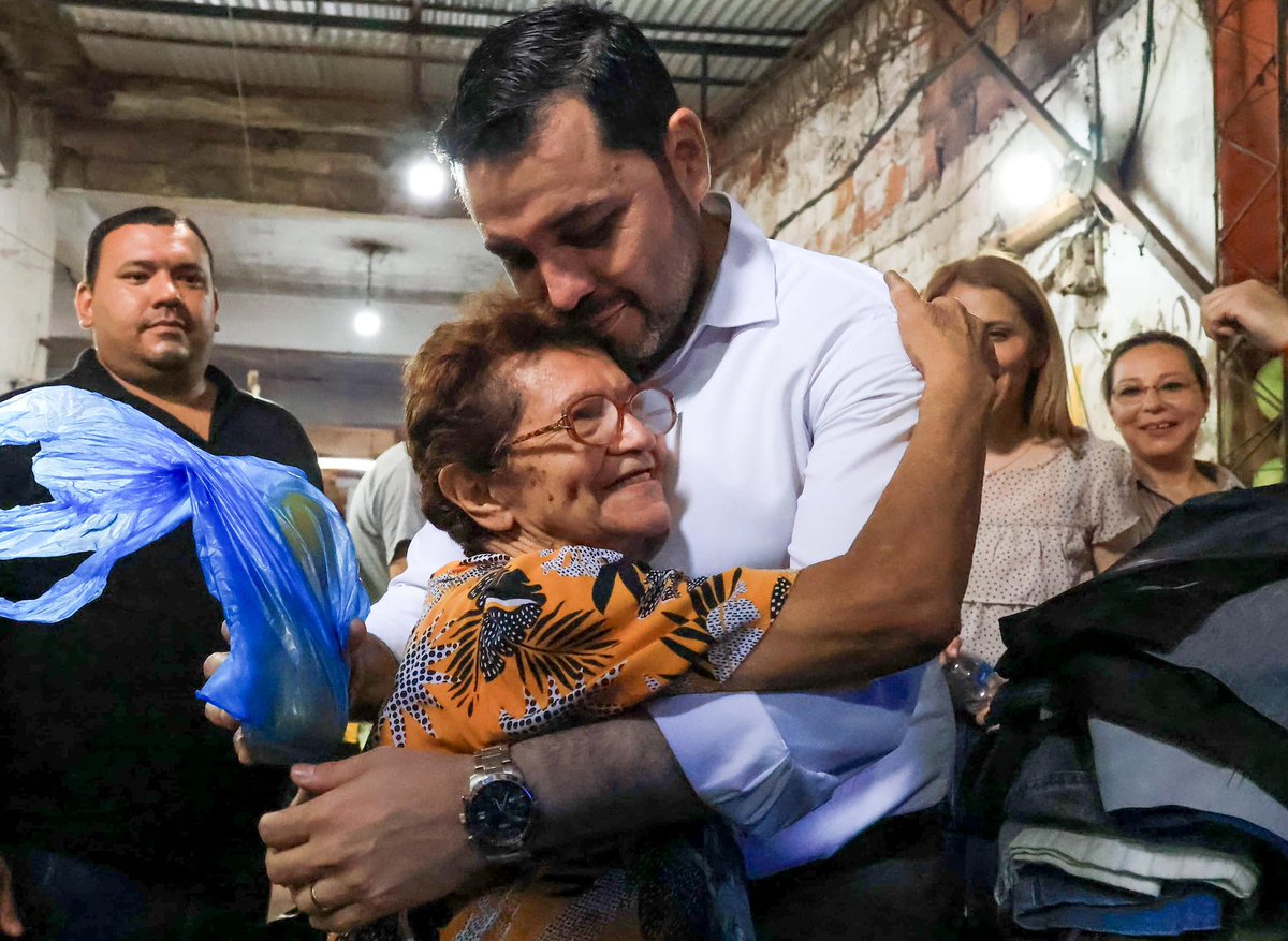 ¡Qué lindo es el Mercado 4!

Hoy estuve haciendo las compras para la familia y conversando con la gente que todos los días sostiene este lugar con su trabajo. En cada puesto se ve la historia, el esfuerzo y la vida cotidiana de Asunción. En estas fiestas, apoyemos lo nuestro.