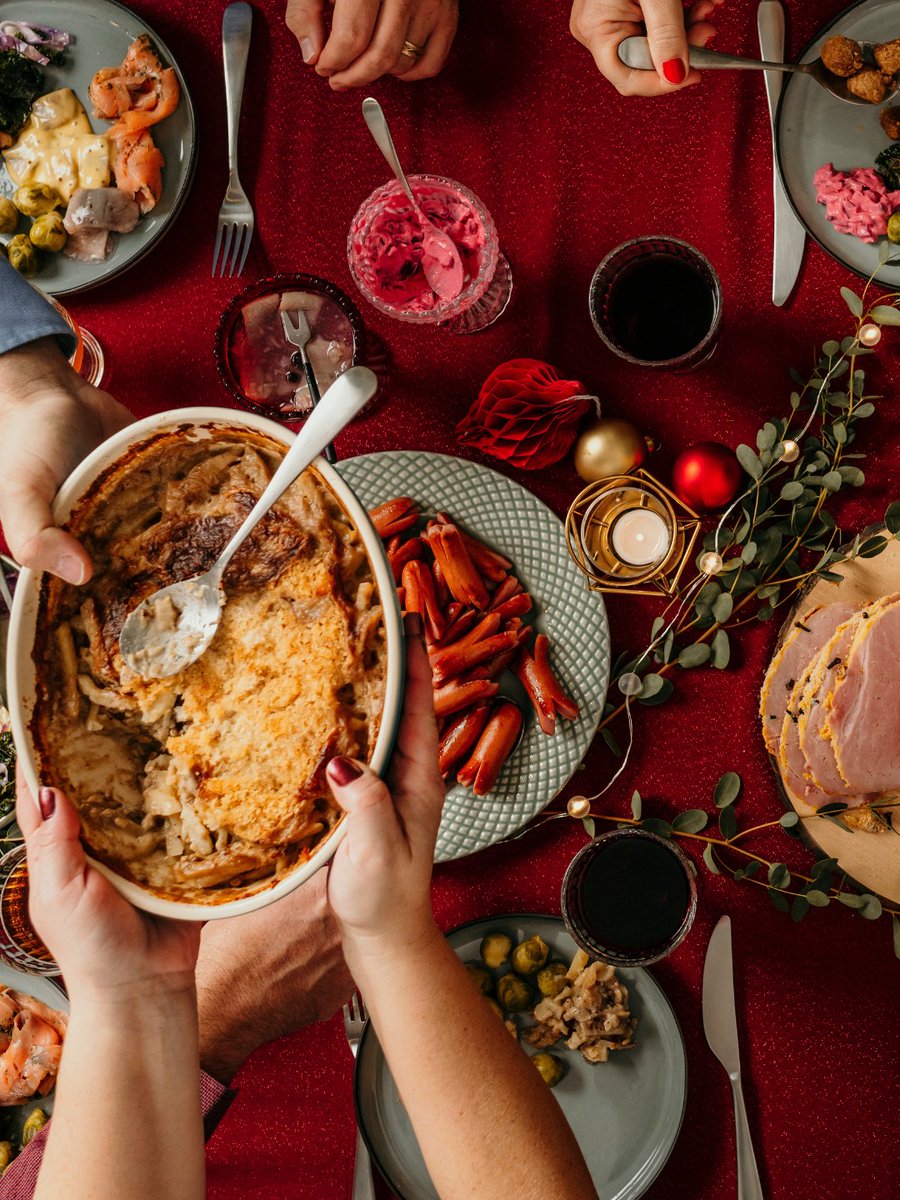 CcccChartwells's tweet photo. Warm wishes and delicious dishes! Happy Holidays from the Chartwells Dining family. https://t.co/R473rzwgbi