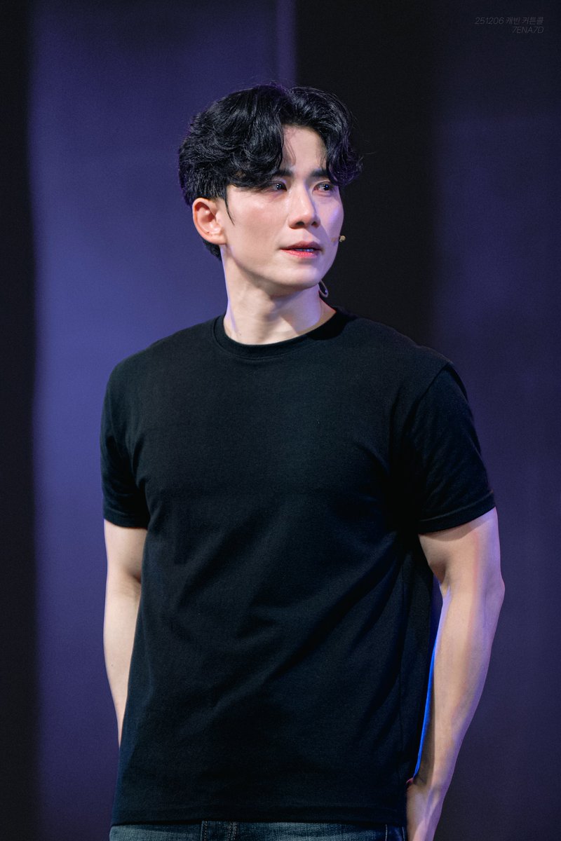 7ENA7D's tweet photo. 251206 캐빈 커튼콜
(*CROP포함)

데이 役 #정동화
—
“난 아직도 너를 생각해…” https://t.co/eTpMHWhzWv