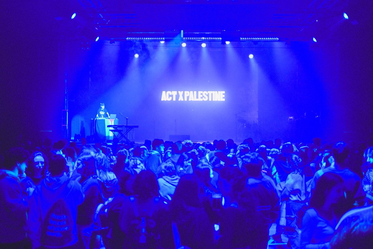 CONCERT DE NADAL ACT X PALESTINE &amp; TANCAMENT DEL CICLE DE CONCERTS ARREU DEL TERRITORI  🎶

Respirem l’energia d’un Razzmatazz ple per #Palestina. 

Les primeres artistes de la nit ja s’han deixat veure per l’escenari. 

Seguim! Moltes gràcies!