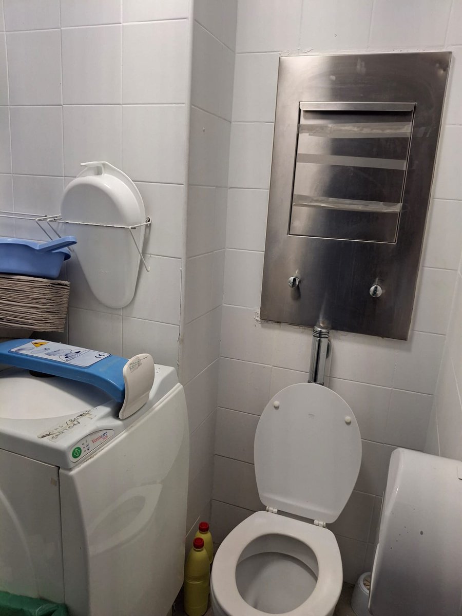 matsmadrid's tweet photo. URGENCIAS DEL HOSPITAL DE LA PRINCESA, la situación de deterioro hace muy difícil que las profesionales puedan atender a las pacientes como les gustaría.
Una obra de remodelación prevista ha quedado parada???
Falta de lencería, materiales deteriorados.
Cuarto de baño de exploración cirugía - trauma. Para pacientes Todo junto, taza del water, trituradora, cuñero que no funciona. Tenemos que lavar a mano las cuñas, simplemente de VERGUENZA.
@IdiazAyuso 
#SanidadPública