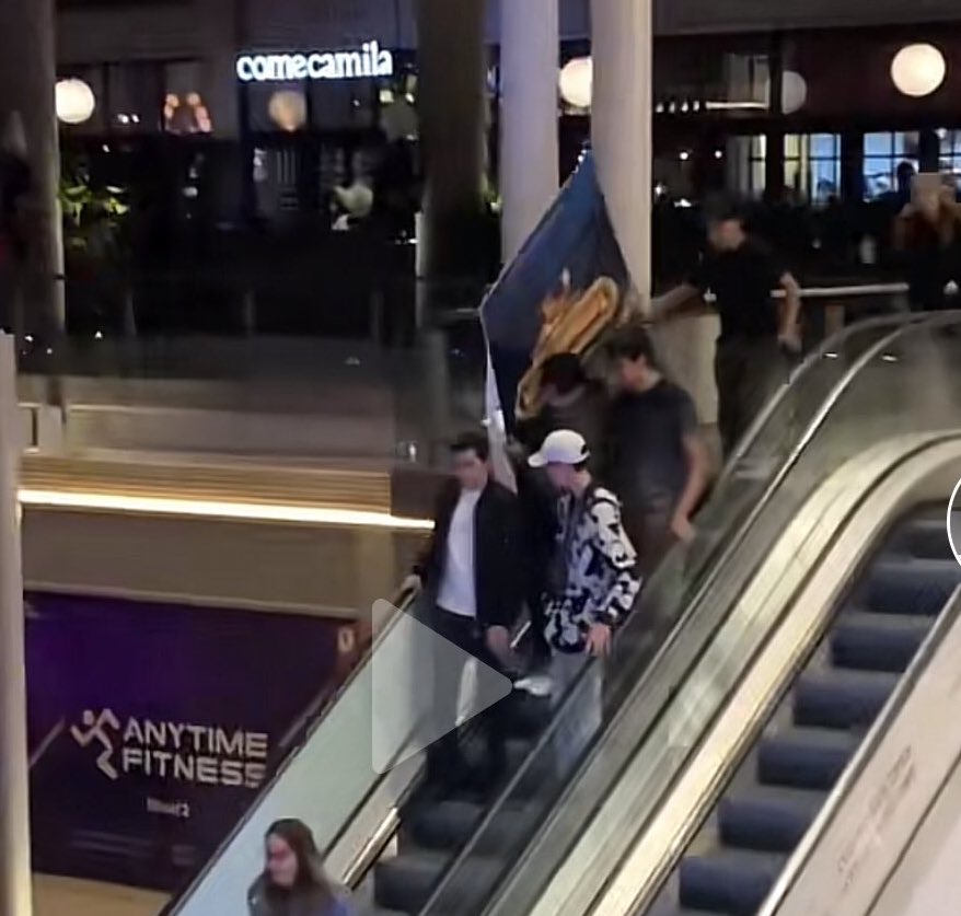 evanangd's tweet photo. yo corriendo con el cartón de skz si los ponen en el cine https://t.co/xLPx3PKSh5