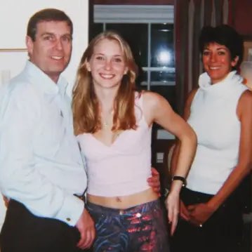 TribunePop23's tweet image. 🚨ALERTE INFO

Une victime de Ghislaine Maxwell aurait déclaré au FBI en août 2020 avoir subi des agressions sexuelles et des actes de torture commis par Maxwell en compagnie du prince Andrew. 

Elle affirme également avoir été droguée par son propre père et contrainte, entre 6…