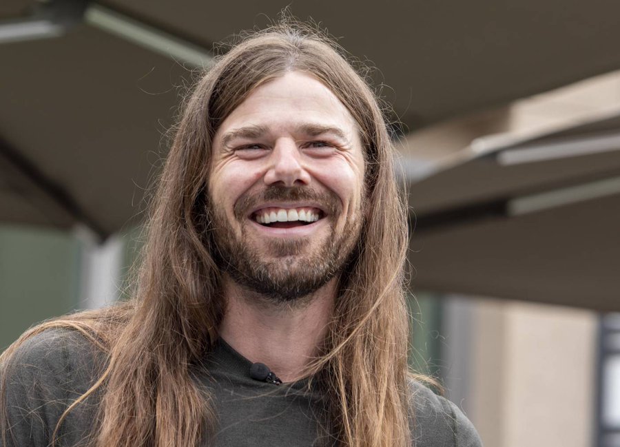 Tec_sakib's tweet image. In 2015, a CEO did the unthinkable:

He chopped his $1.1M salary to $70K and ensured every employee earned at least $70K.

Wall Street cried "socialist."

Rush Limbaugh foresaw bankruptcy.

Harvard experts doubted success.

What unfolded next? It shocked everyone: 🧵