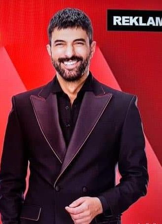 Engin_France's tweet photo. #AdımFarah rencontre un immense succès en Italie. L’épisode du 22.12.25 en prime time a réuni 2 135 000 téléspectateurs,  12,8 % de part d’audience, tandis que la rediffusion de l’après-midi a attiré 1 994 000 téléspectateurs, signant ainsi un véritable exploit.
#EnginAkyürek https://t.co/96Ih4YlarB