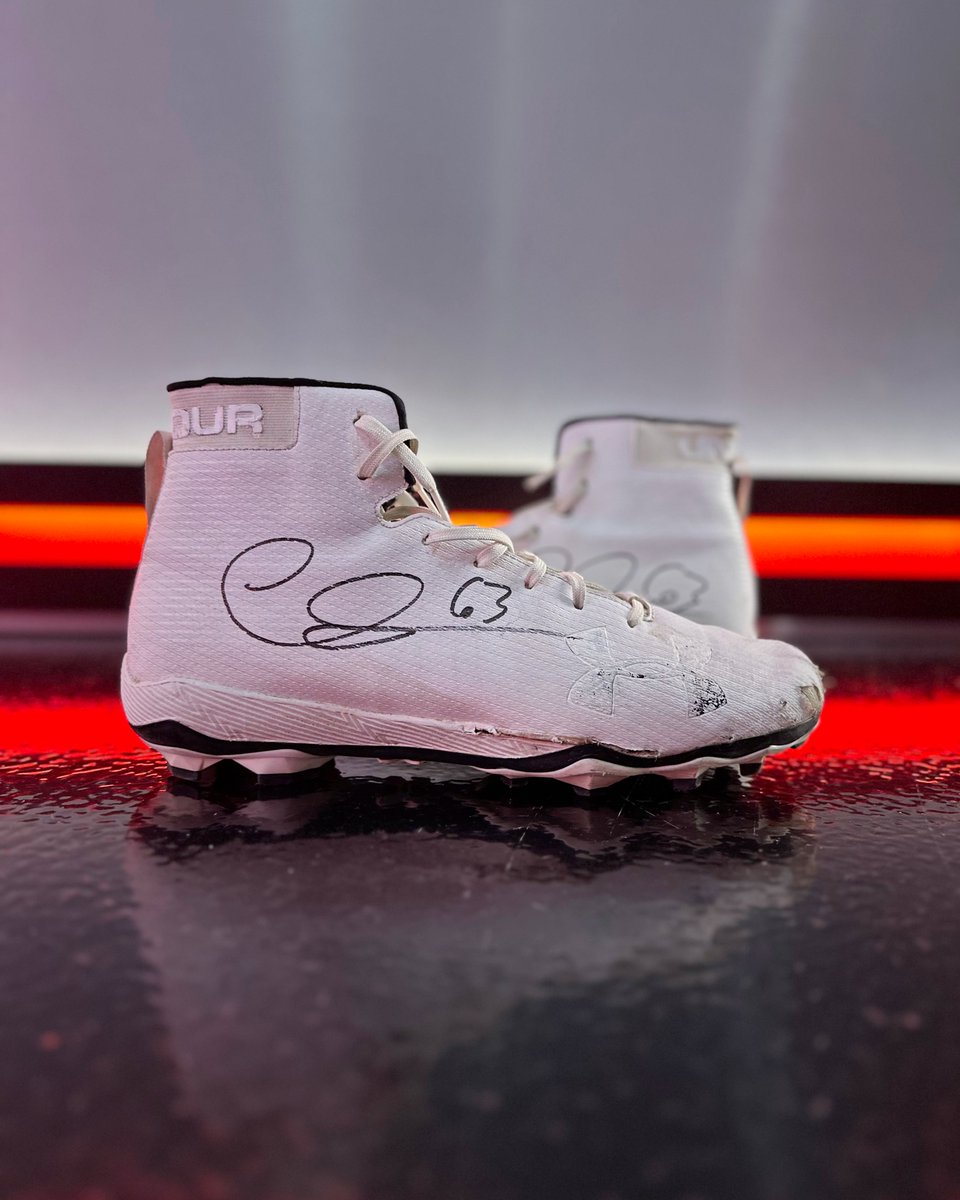 Merry Chris-mas!
RT for a chance to win these @C_Lindstrom63 signed cleats!