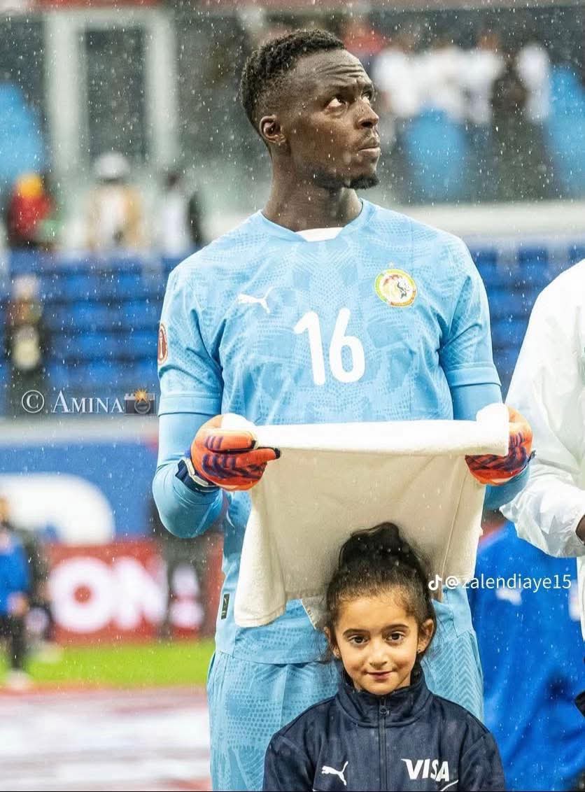 ‼️La belle image d’Édouard Mendy protégeant une fillette de la pluie 🌧️

🇸🇳❤️😍