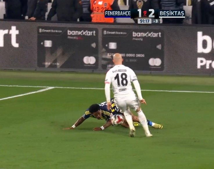 yesssofa's tweet photo. top babada enayi nereye gidiyon 🫵🏼😁 
#vaclavcerny #cernygol #besiktas #Ataturk https://t.co/NbNi4wzPT0