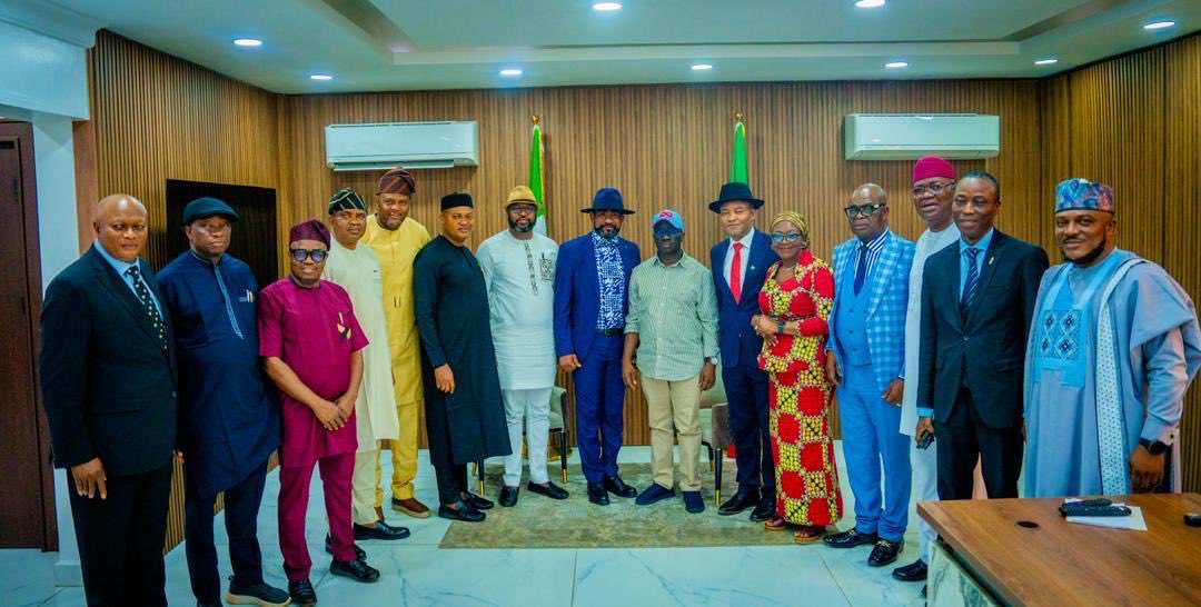 m_akpakomiza's tweet image. Today, I signed the 2026 Appropriation Bill of N939.85 billion into law, officially enacting the Budget of Hope and Growth.
I commend the Speaker and members of the Edo State House of Assembly for their swift and proactive work in passing this budget.

This budget is designed to…