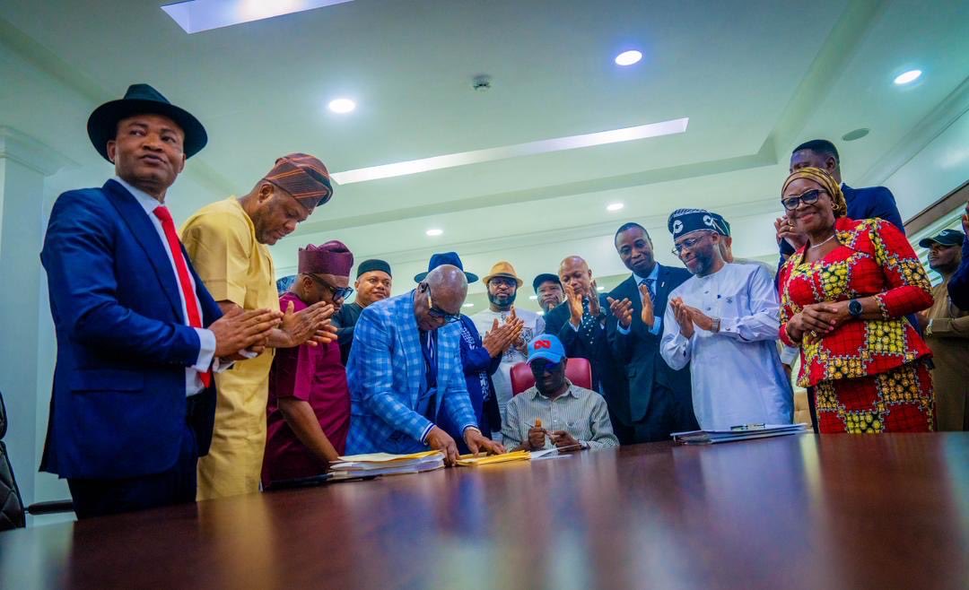 m_akpakomiza's tweet image. Today, I signed the 2026 Appropriation Bill of N939.85 billion into law, officially enacting the Budget of Hope and Growth.
I commend the Speaker and members of the Edo State House of Assembly for their swift and proactive work in passing this budget.

This budget is designed to…