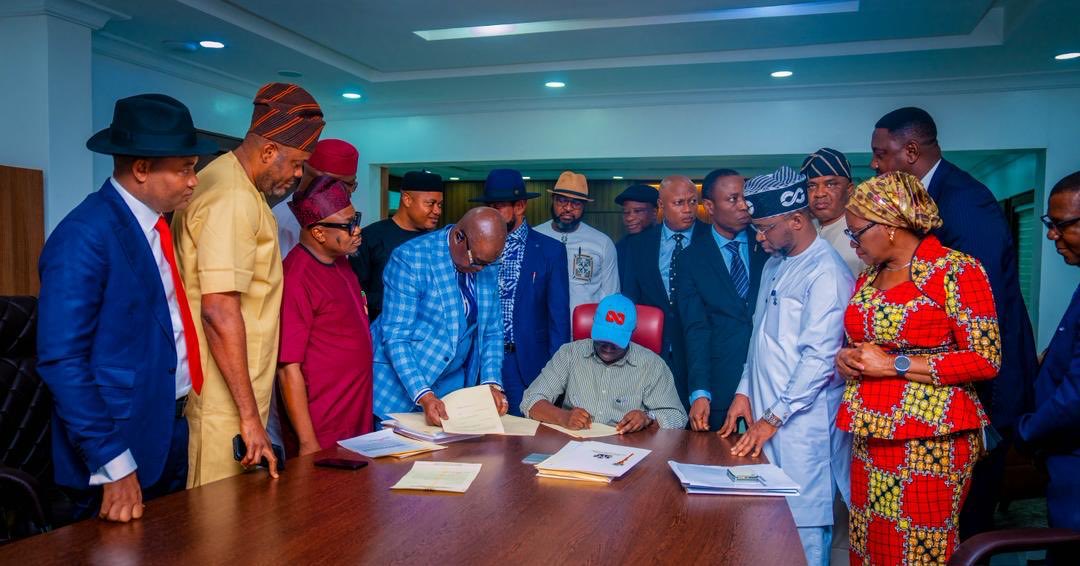 m_akpakomiza's tweet image. Today, I signed the 2026 Appropriation Bill of N939.85 billion into law, officially enacting the Budget of Hope and Growth.
I commend the Speaker and members of the Edo State House of Assembly for their swift and proactive work in passing this budget.

This budget is designed to…