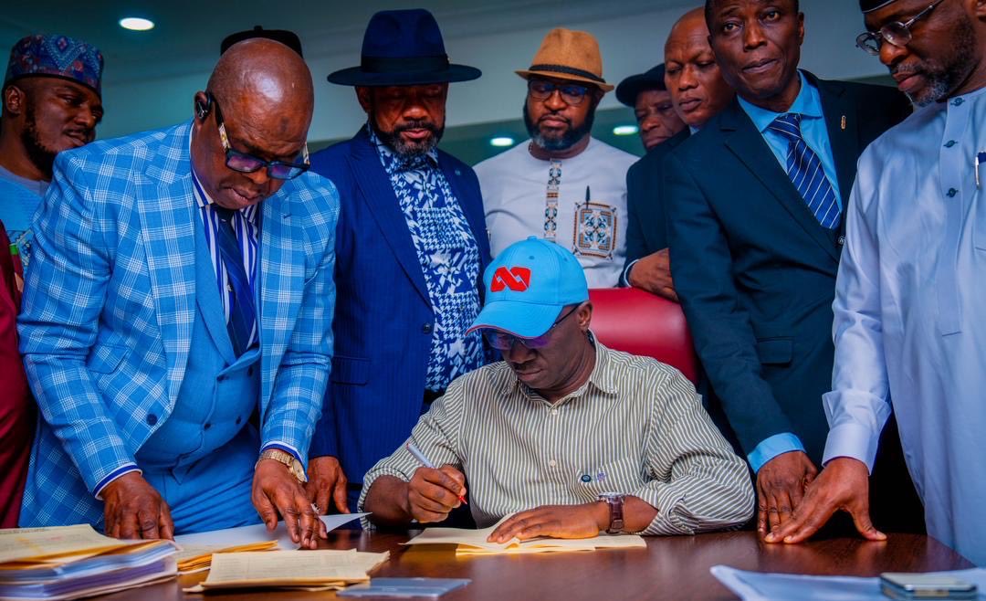 m_akpakomiza's tweet image. Today, I signed the 2026 Appropriation Bill of N939.85 billion into law, officially enacting the Budget of Hope and Growth.
I commend the Speaker and members of the Edo State House of Assembly for their swift and proactive work in passing this budget.

This budget is designed to…