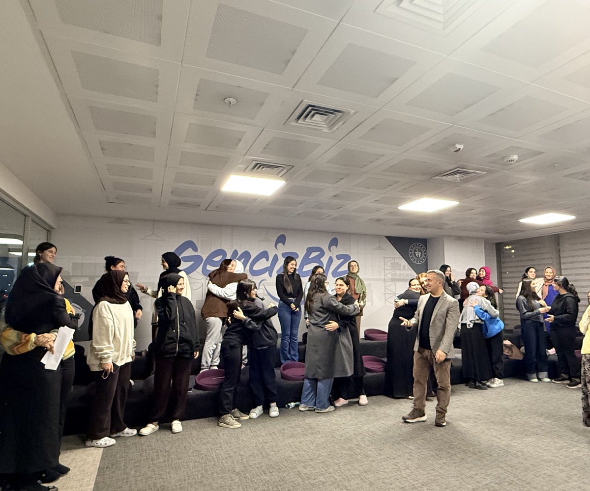 Gençlik ve Spor Bakanlığı Anadolu Yurdunda üniversiteli gençlerimizle “Kariyer ve İnsan Hâllerimiz” üzerine sohbet etme imkanı bulduk. Gençlerle her buluşma bana iyi geliyor. Katılımları, zarafetleri ve sorularıyla ayrıca beni üniversite yıllarıma götürmeleriyle de  hoş bir