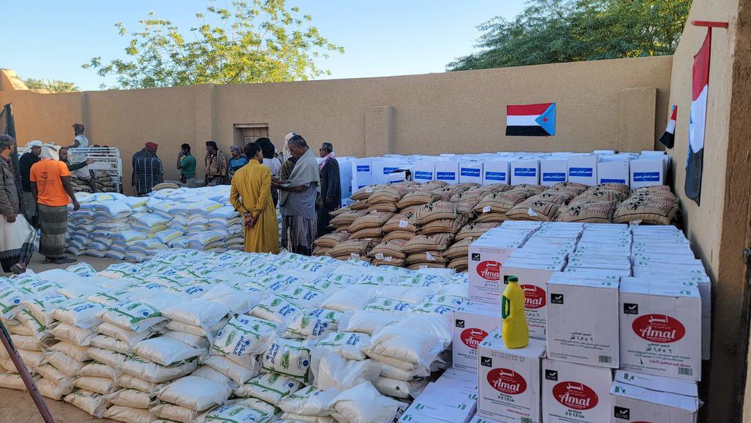 بدعم من الرئيس الزُبيدي.. لجنة الإغاثة في مديرية القطن بحضرموت توزع الدفعة الثانية من السلل الغذائية للأسر المحتاجة #استعادة_دوله_الجنوب 