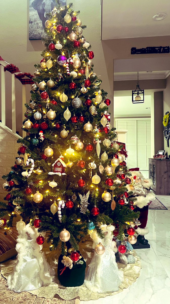 كل سنة واحنا طيبين وبالعيد مبسوطين وبشجرة الكريسماس فرحانين ومنورين!🎄
#شجرة_الكريسماس 
اتمنى كل واحد يشارك الشجرة