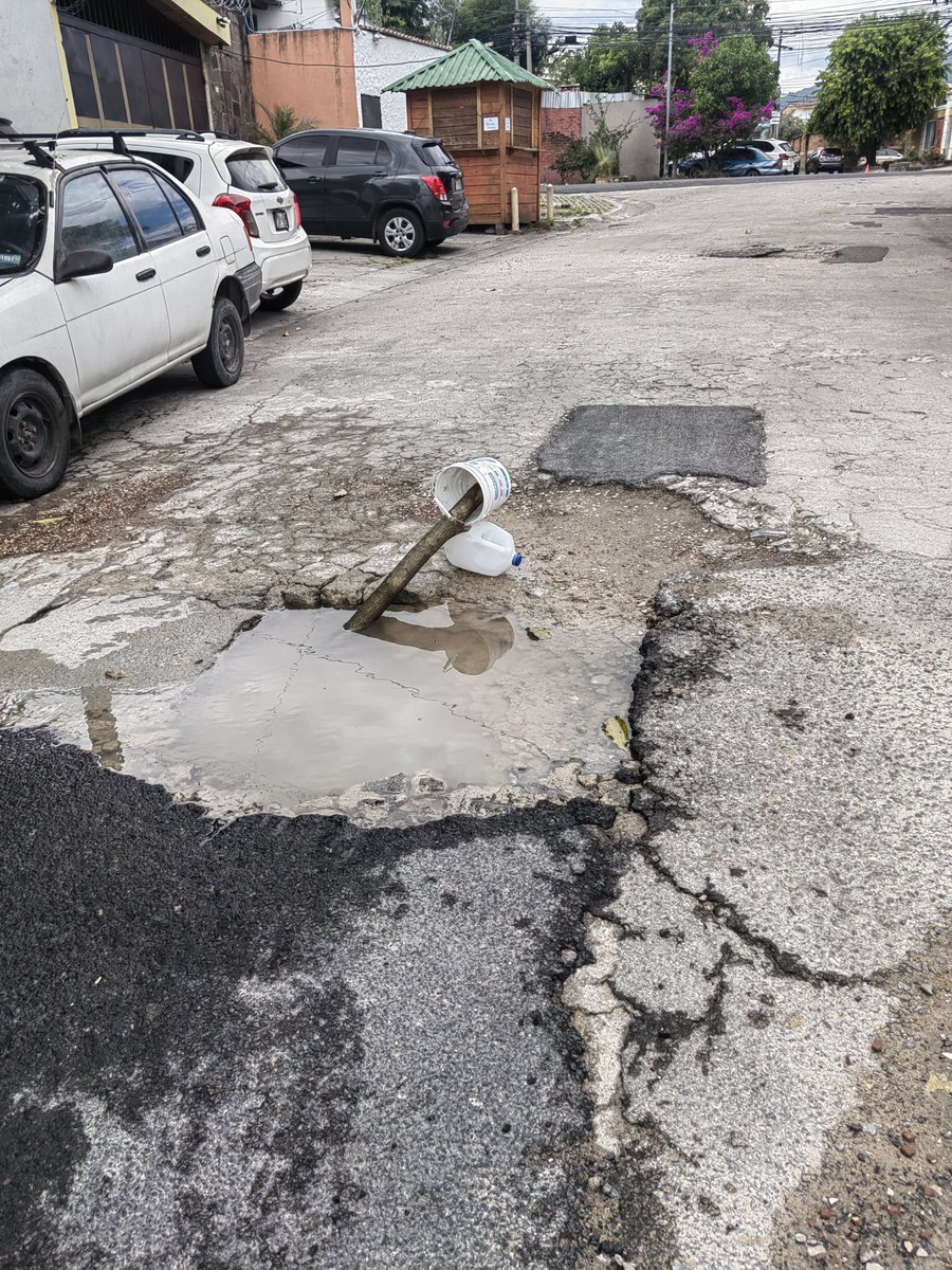 claudia_ardon's tweet photo. @ANDASV o @VMTElSalvador Solicitamos su pronta ayuda en Col Las Mercedes, debido a este gran agujero los carros estan teniendo problemas de tránsito. Solitamos su pronta ayuda ya que está saliendo agua desde este mismo agujero.  @NoticieroHechos @NoticieroSLV @tcsnoticias https://t.co/GL1xaYIicN