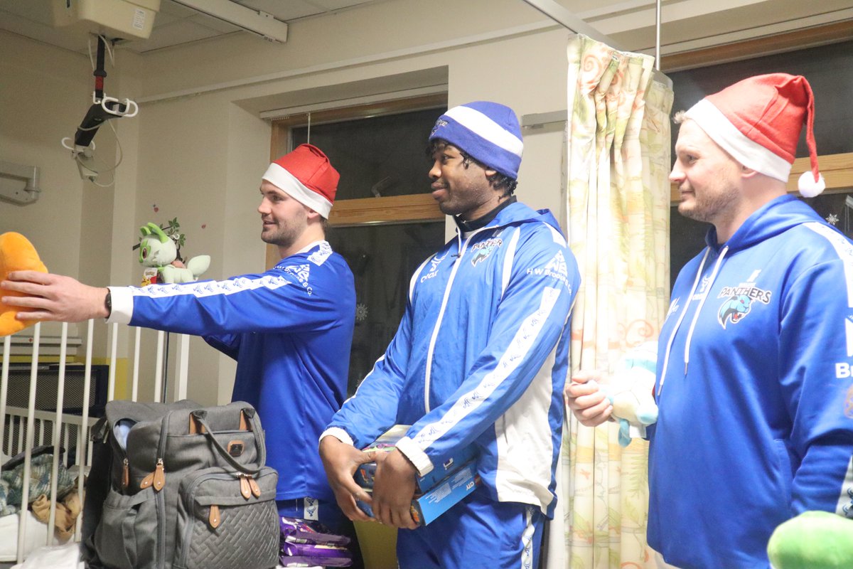 HalifaxPanthers's tweet image. SPREADING JOY THIS CHRISTMAS 🎄 Members of our Panthers Men and Women's Teams paid a special visit to the Calderdale Royal Hospital Children's Ward this evening, delivering gifts and toys to bring a little extra joy to young patients and their families 🔵⚪️🐾

A huge thank you to…