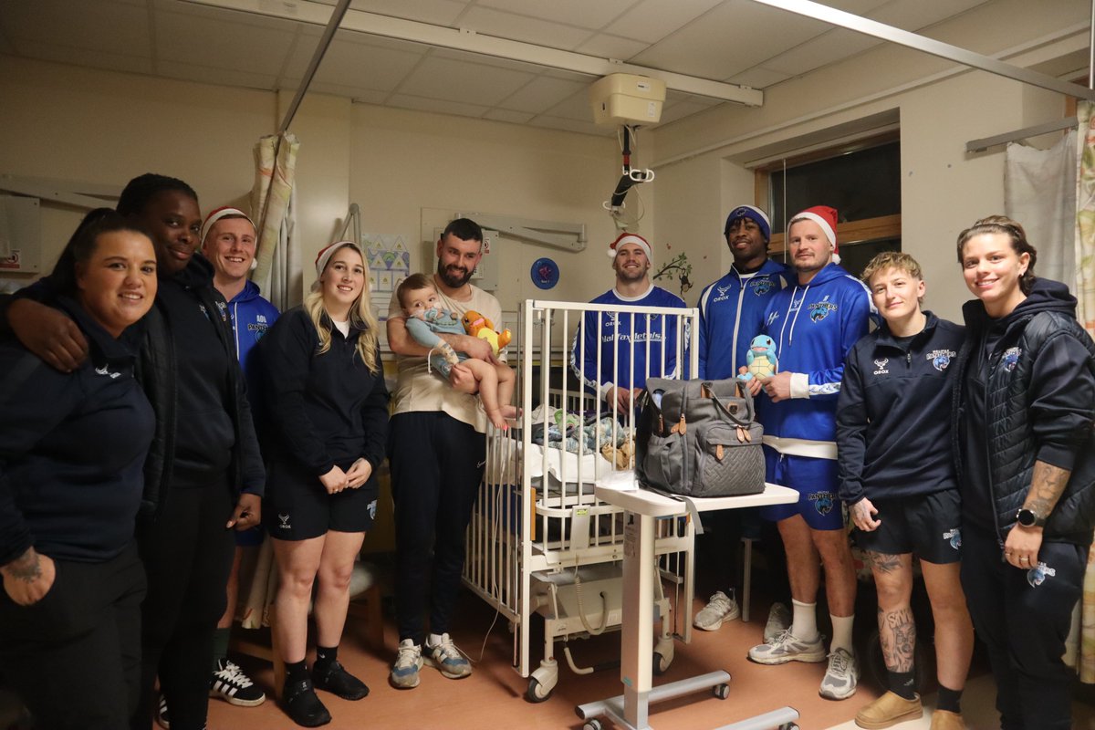 HalifaxPanthers's tweet image. SPREADING JOY THIS CHRISTMAS 🎄 Members of our Panthers Men and Women's Teams paid a special visit to the Calderdale Royal Hospital Children's Ward this evening, delivering gifts and toys to bring a little extra joy to young patients and their families 🔵⚪️🐾

A huge thank you to…